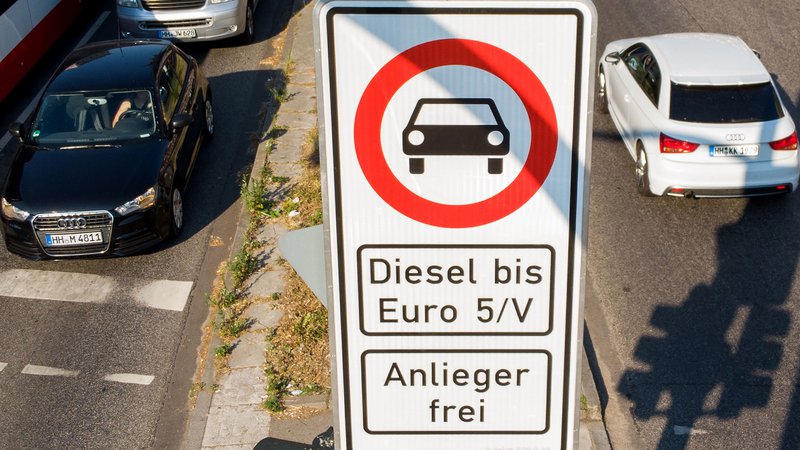 Fotografija: Prepoved za starejša dizelska vozila od danes velja na 1,6 kilometra dolgi prometnici Stresemannstrasse v okrožju Altona ter na 580 metrov dolgi cesti Max-Brauer-Allee. FOTO: AFP