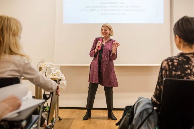 Pamela Wolfberg na dvodnevnem izobraževanju v Ljubljani. FOTO Arhiv zavoda To Sem Jaz