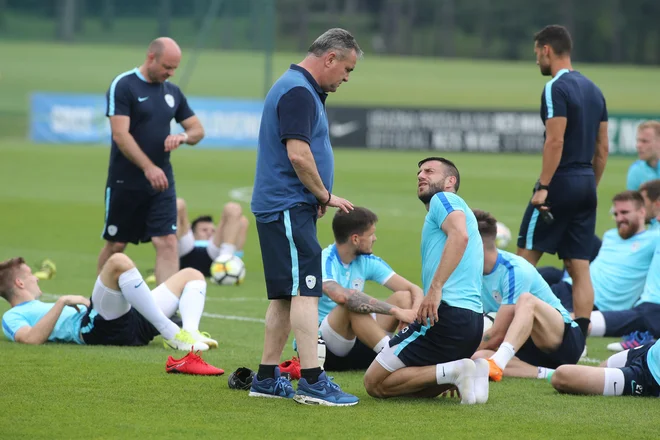 Selektor Tomaž Kavčič in daleč najbolj izkušeni reprezentant Bojan Jokić sodelujeta tudi med treningom.