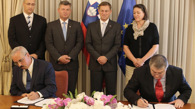 Fotografija: Sporazum sta podpisala diretkor 2TDK Žarko Sajič (na desni) in direktor Inee Dirk Beckers. Foto: Tomi Lombar