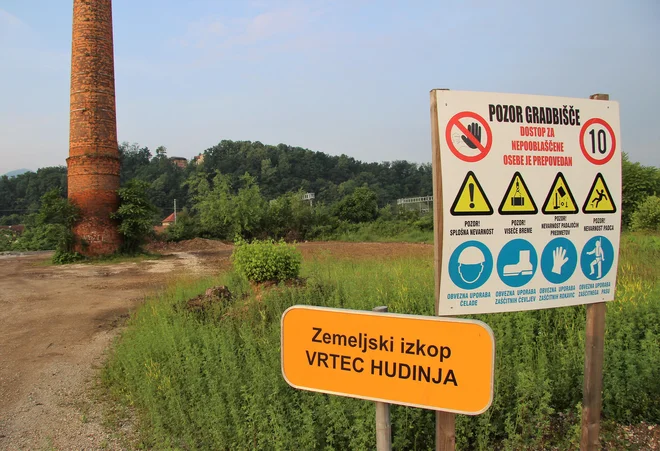 Deponija zemlje iz vrtca Hudinja v stari Cinkarni je izginila, nihče noče povedati, kam. FOTO: Brane Piano/Delo