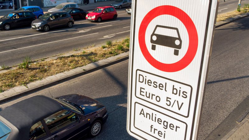 Fotografija: Prometni znak na hamburški aveniji Max Brauer, ki prepoveduje promet avtomobilom z dizelskim motorjem.
Foto Daniel Bockwoldt/ AFP