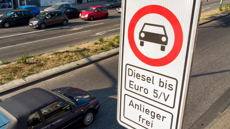 Fotografija: Prometni znak na hamburški aveniji Max Brauer, ki prepoveduje promet avtomobilom z dizelskim motorjem.
Foto Daniel Bockwoldt/ AFP