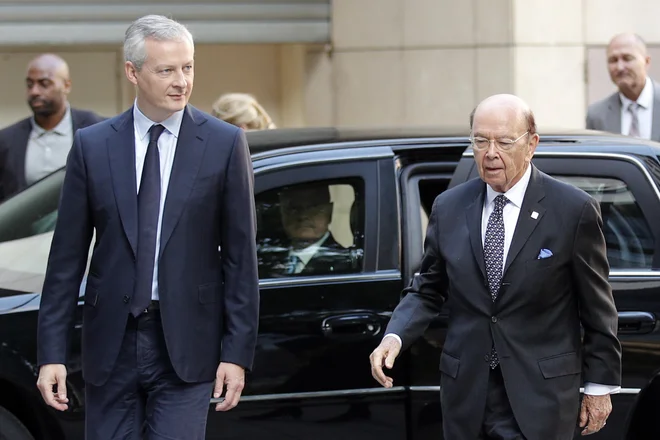 ZDA bodo s petkom uvedle carine na uvoz jekla in aluminija tudi iz EU, je sporočil ameriški minister za trgovino Wilbur Ross (na sliki desno). FOTO: AP