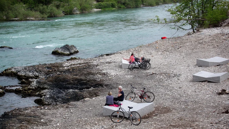 Fotografija: Projekt ureditve plaže je tako vključeval sanacijo brežine reke Save. FOTO: Mavric Pivk