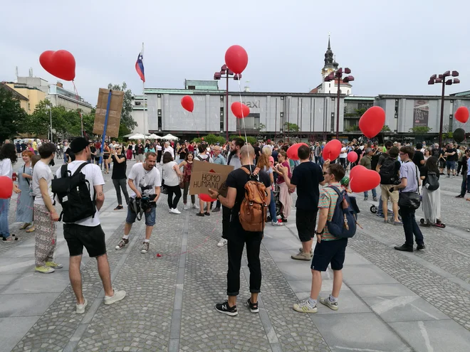 Namen protestnikov je, da opozorijo na številne primere sovražnega govora in sporno politiko predvsem desničarskih strank. FOTO: Blaž Samec/Delo
