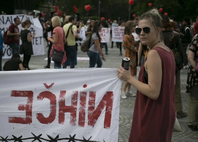 Na transparentih je bilo med drugim videti opozorila, da sejanje strahu, sovražnosti in laži vodi v totalitarizem. Foto Jože Suhadolnik