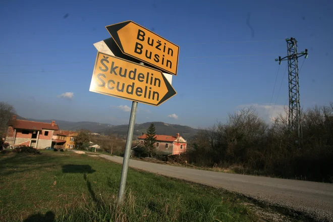 Če se hočeta državi dogovoriti o meji, mora biti sprejet obojestranski sporazum, menijo nekateri pravniki. FOTO: Uroš Hočevar/Delo