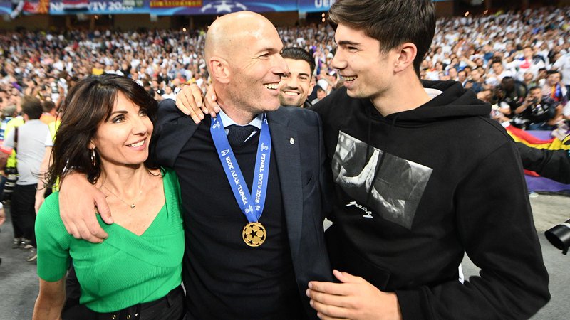Fotografija: Takole se je 26. maja v Kijevu Zinedine Zidane veselil tretje zaporedne lovorike v ligi prvakov s soprogo Veronico in sinom Theom. Foto AFP