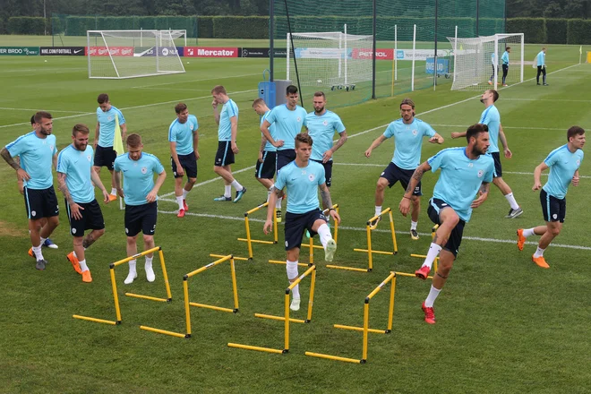 Slovenska reprezentanca je včeraj zadnjič vadila na Brdu, zvečer bo preizkusila travnato površino štadiona Budućnosti v Podgorici.