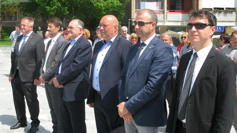 Zagorjani so slovesno pričakali ministra Zdravka Počivalška (skrajno levo) in direktorja Termita Antona Serianza (tretji z desne). Foto Polona Malovrh