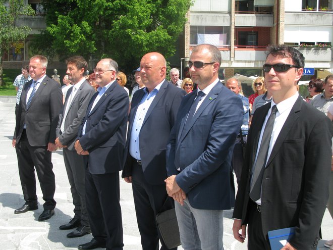 Zagorjani so slovesno pričakali ministra Zdravka Počivalška (skrajno levo) in direktorja Termita Antona Serianza (tretji z desne). Foto Polona Malovrh