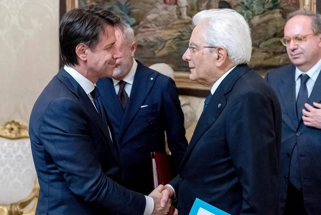 Conte, kandidat Gibanja pet zvezd in Lige, je mandat že sprejel in predsedniku države predstavil vlado. FOTO: AFP