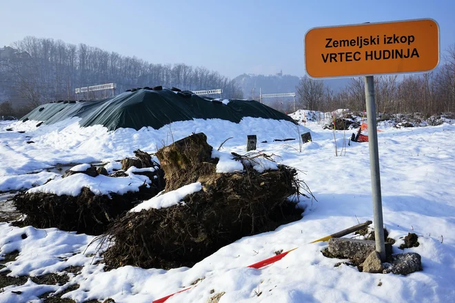 Deponija zemlje iz vrtca na Hudinji na območju stare Cinkarne pozimi.FOTO: Brane Piano/Delo