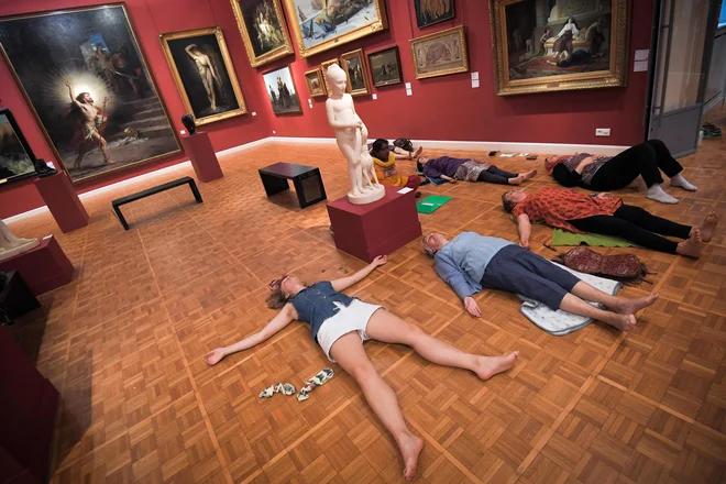 V muzeju umetnosti (Musee des Beaux-Arts) v francoskem mestu Rennes so organizirali jog&#39;art dogodek, ki združuje umetnost in jogo.&nbsp;FOTO Loic Venance Afp