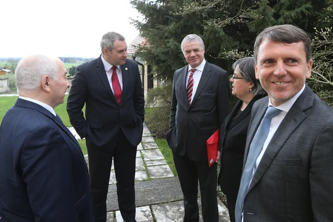 Politika in veliki posli so vedno povezani.