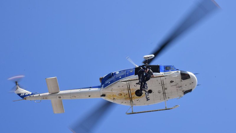 Fotografija: Poleti s policijskim helikopterjem maja, junija in septembra 2016 naj bi bili protiusluga za operativni poseg mimo čakalne vrste. FOTO: Oste Bakal