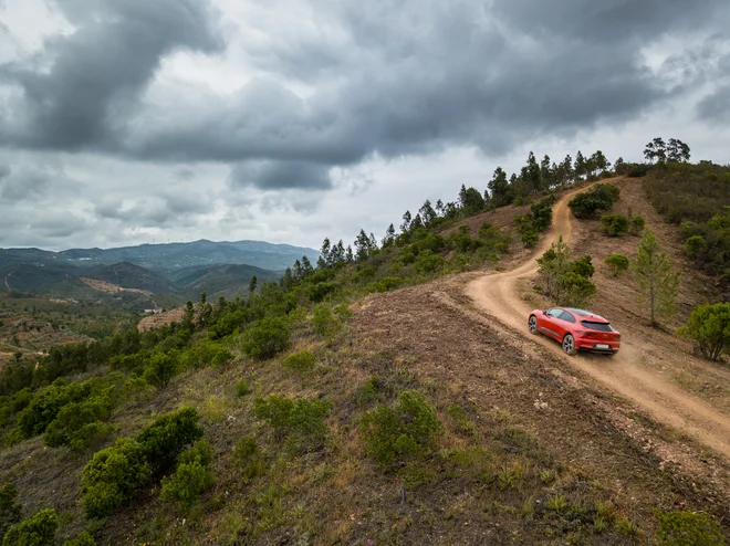 S štirikolesnim pogonom je zelo dober na cesti, a lahko tudi marsikam prileze. FOTO: Jaguar