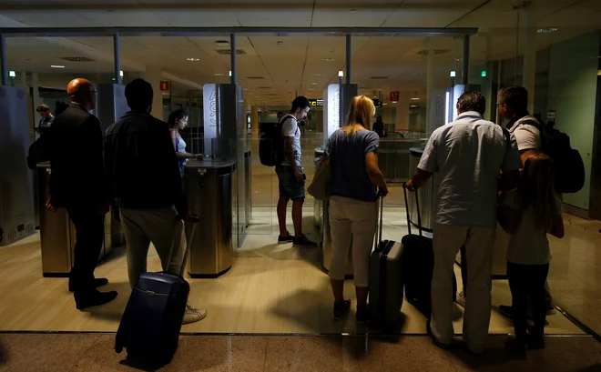Marsikje je nadzor že delno avtomatiziran, kot recimo na barcelonskem letališču El Prat. Foto Reuters