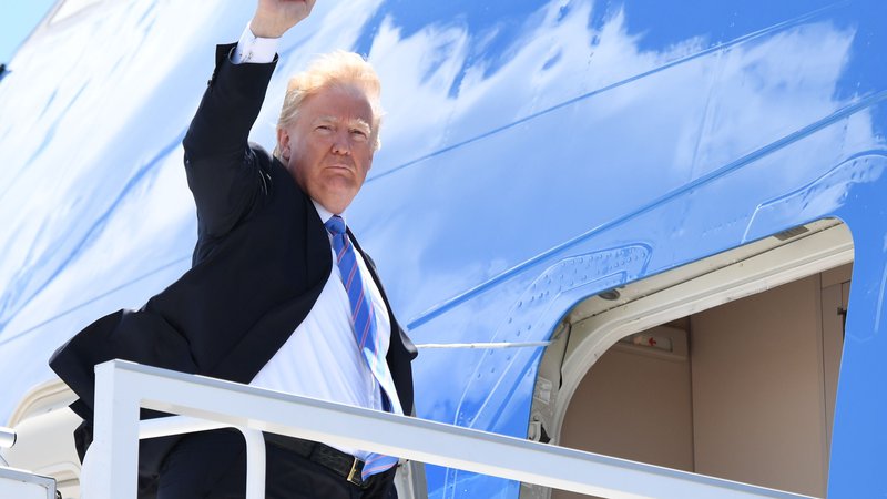 Fotografija: Ameriški predsednik Donald Trump je odločen v prepričanju, da se ZDA ne bi smele pokoravati pravilom, ki jim po njegovem prepričanju škodujejo. Fotografija je nastala, ko je zapuščal napeti vrh G7 v Kanadi. FOTO: AFP