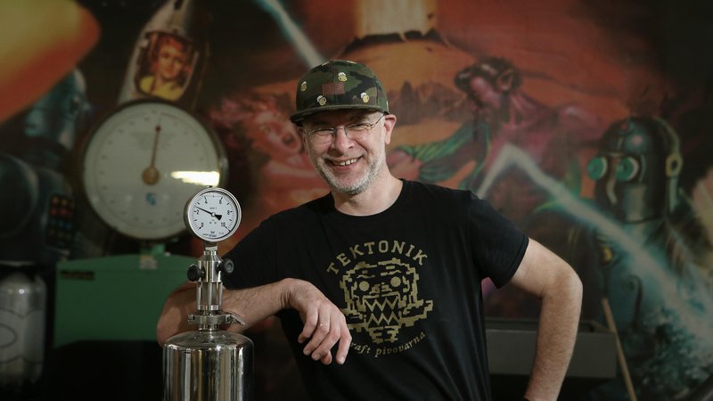 Fotografija: Marko Jamnik, glavni varilec in vodja pivovarne Tektonik v Ljubljani. FOTO: Jože Suhadolnik