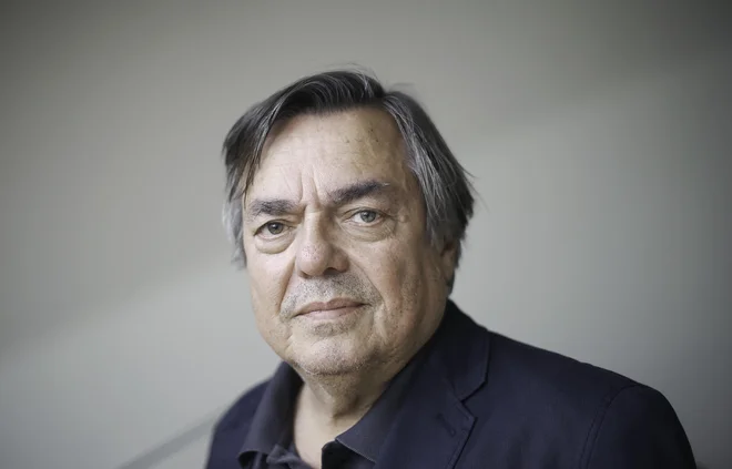 &raquo;Zlo je strašno in privlačno, a tudi dobro je žilavo in hoče preživeti. Kakor ljubezen &ndash; čeprav se utrudi,&laquo; pravi Drago Jančar. FOTO: Jože Suhadolnik/Delo