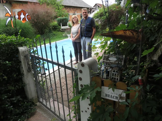 Ana in Franc Jarc pred domačim »morjem« v Srednji vasi pri Šenčurju. Foto Blaž Račič/Delo