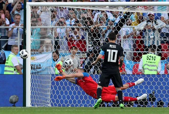 Islandski vratar Hannes Halldorsson je prebral namero Lionela Messija in ubranil strel z bele točke. Foto Albert Gea/Reuters