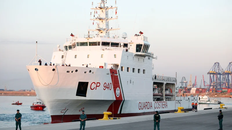 Na ladji Dattilo je del od skupaj 630 migrantov z Aquariusa.FOTO: AFP