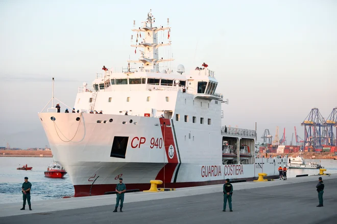 Na ladji Dattilo je del od skupaj 630 migrantov z Aquariusa.FOTO: AFP