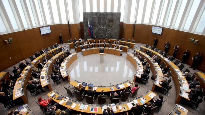 Fotografija: Novoizvoljeni poslanci bodo v klopi prvič sedli v petek. FOTO: Blaž Samec/Delo