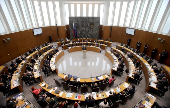 Novoizvoljeni poslanci bodo v klopi prvič sedli v petek. FOTO: Blaž Samec/Delo