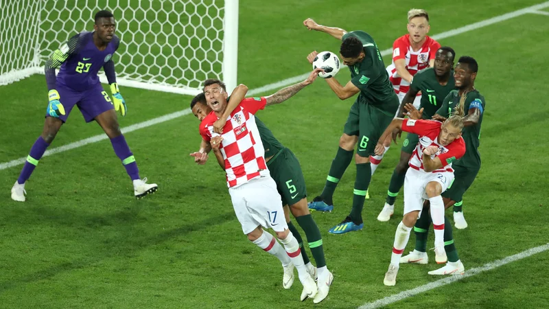 Fotografija: Najboljši igralec tekme Mario Mandžukić je priboril enajstmetrovko hrvaški reprezentanci, potem ko ga je takole objel Nigerijec William Troost-Ekong.
FOTO: Reuters