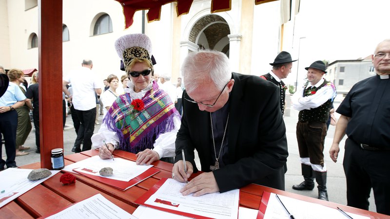 Fotografija: Nadškof Stanislav Zore je s podpisom izrazil nasprotovanje nameri ljubljanske občine. FOTO: Matej Družnik