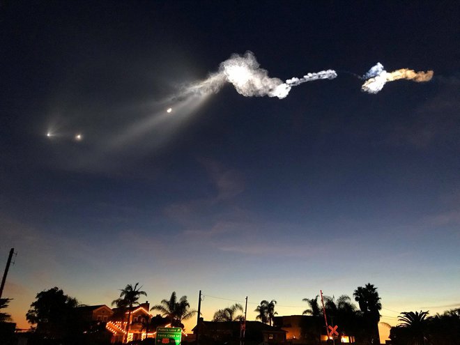 Sled, ki jo je decembra lani pustil za seboj SpaceX-ov Falcon. FOTO: Reuters