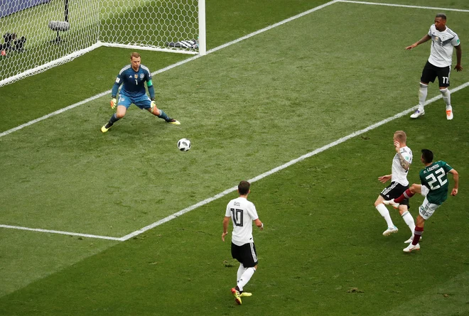 Hirving Lozano je takole pokopal Nemce. Foto Christian Hartmann/Reuters