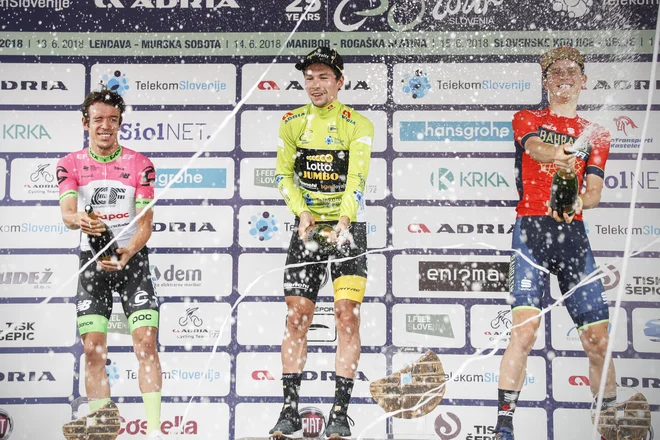 Drugouvrščeni na dirki po Sloveniji Rigoberto Uran, zmagovalec Primož Roglič in tretji Matej Mohorič (z leve) so si dali duška na zmagovalnem odru. FOTO: Uroš Hočevar