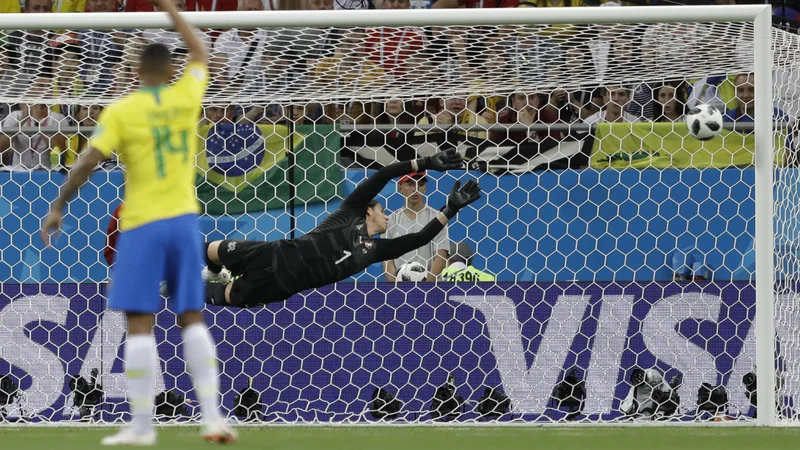 Fotografija: Yann Sommer je bil ob natančnem poskusu Philippa Coutinha mnogo prekratek. Foto Andre Penner/AP