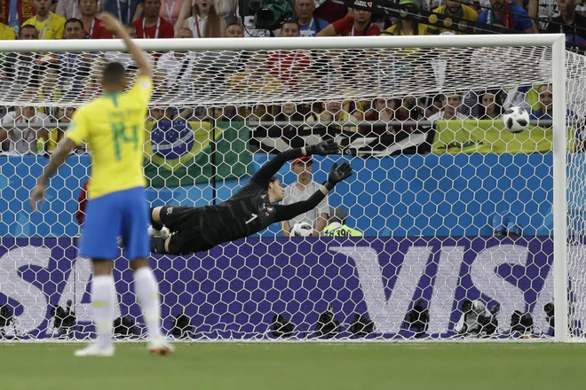 Yann Sommer je bil ob natančnem poskusu Philippa Coutinha mnogo prekratek. Foto Andre Penner/AP
