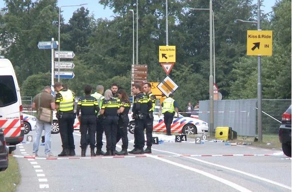 Blizu šotorišča glasbenega festivala na Nizozemskem je danes zgodaj zjutraj kombi zapeljal v skupino pešcev. FOTO: Twitter