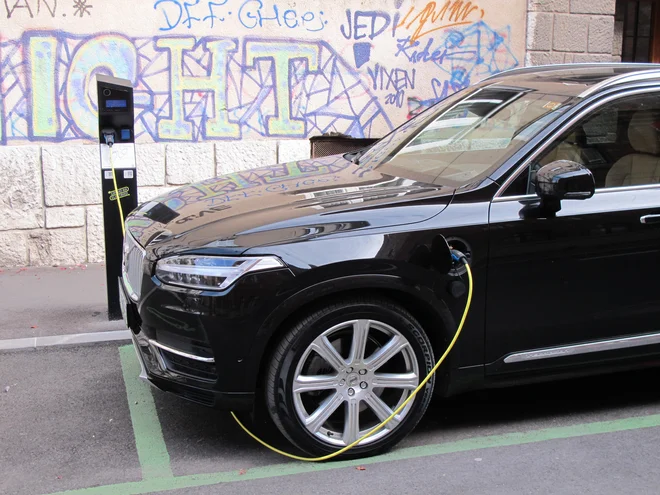 Slovenija že ima 31 hitrih polnilnic za električna vozila na avtocestnem omrežju in več kot 400 polnilnih mest v naseljih. FOTO: Blaž Kondža