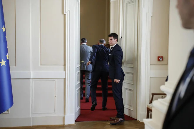Stranka z največ glasovi lahko teoretično sestavi vlado iz treh strank, ob podpori vsaj enega manjšinskega poslanca, druga najboljše uvrščena in najmanj petih strank. FOTO Uroš Hočevar