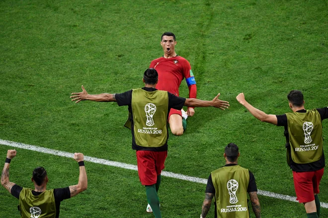 Španska in portugalska nogometna reprezentanca sta se v 1. krogu svetovnega prvenstva v Rusiji v Sočiju razšli z neodločenim izidom 3:3 (1:2). Tekma v Sočiju je ponudila izjemno privlačno predstavo, tri zadetke zvezdnika Reala Cristiana Ronalda, dva gola soigralca Jana Oblaka pri madridskem Atleticu Diega Coste in na koncu kar nekako pravično delitev plena. Foto Jonathan Nackstrand Afp