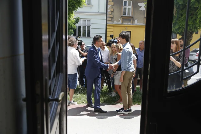 Marjan Šarec (LMŠ) in Luka Mesec (Levica) bosta po današnjem prvem sestanku nadaljevala pogovore o morebitnem sodelovanju. FOTO: Leon Vidic/Delo