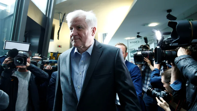 Fotografija: Nemški minister Horst Seehofer predvideva odločnejše zavračanje neupravičenih do azila na nemških mejah, za tiste migrante, ki bodo vsaj začasno ostali v Nemčiji, pa predvideva manj denarja v roke in hitrejše postopke odločanja o azilu. FOTO: Reuters