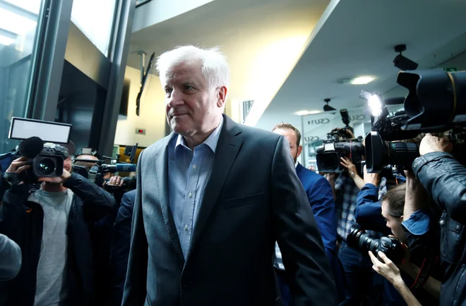 Nemški minister Horst Seehofer predvideva odločnejše zavračanje neupravičenih do azila na nemških mejah, za tiste migrante, ki bodo vsaj začasno ostali v Nemčiji, pa predvideva manj denarja v roke in hitrejše postopke odločanja o azilu. FOTO: Reuters