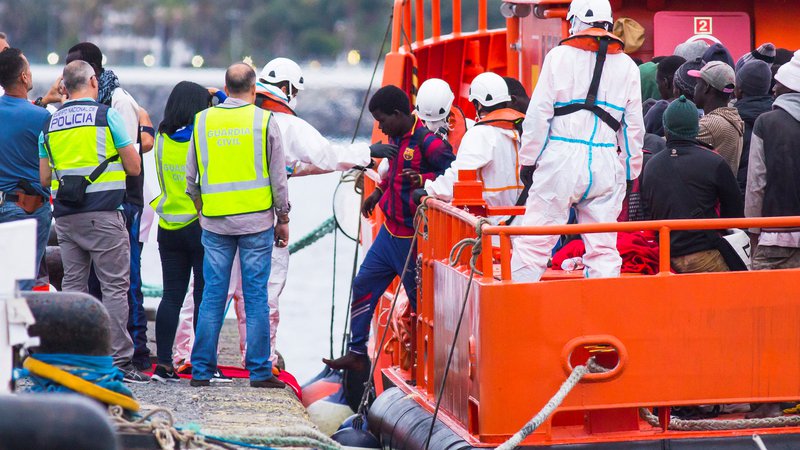 Fotografija: Humanitarna ladja Aquarius je konec prejšnjega tedna pred libijsko obalo rešila 630 prebežnikov, katerih sprejem sta zavrnili tako Italija kot Malta. Ladjo je nato sprejela Španija. Foto Reuters