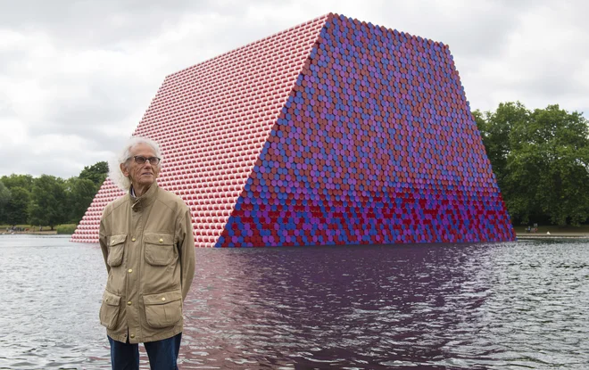 Christo ob današnjem odkritju svojega projekta na jezeru Serpentine Lake v Hyde parku. FOTO: AP
