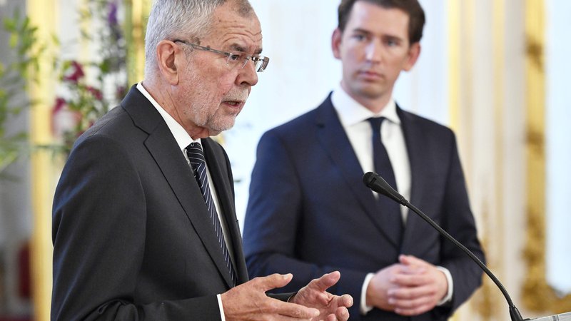 Fotografija: Avstrijski predsednik Alexander Van der Bellen (levo) in kancler Sebastian Kurz sta ostro obsodila vohunjenje med prijatelji. FOTO: AFP