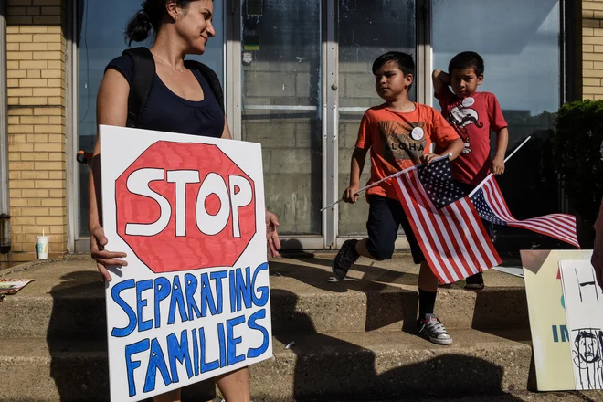 Protest proti ameriški politiki ničelne tolerance, po kateri vse odrasle, ki na nedovoljen način prečkajo mejo, obravnavajo kot kriminalce in jih ločijo od otrok. FOTO: Reuters